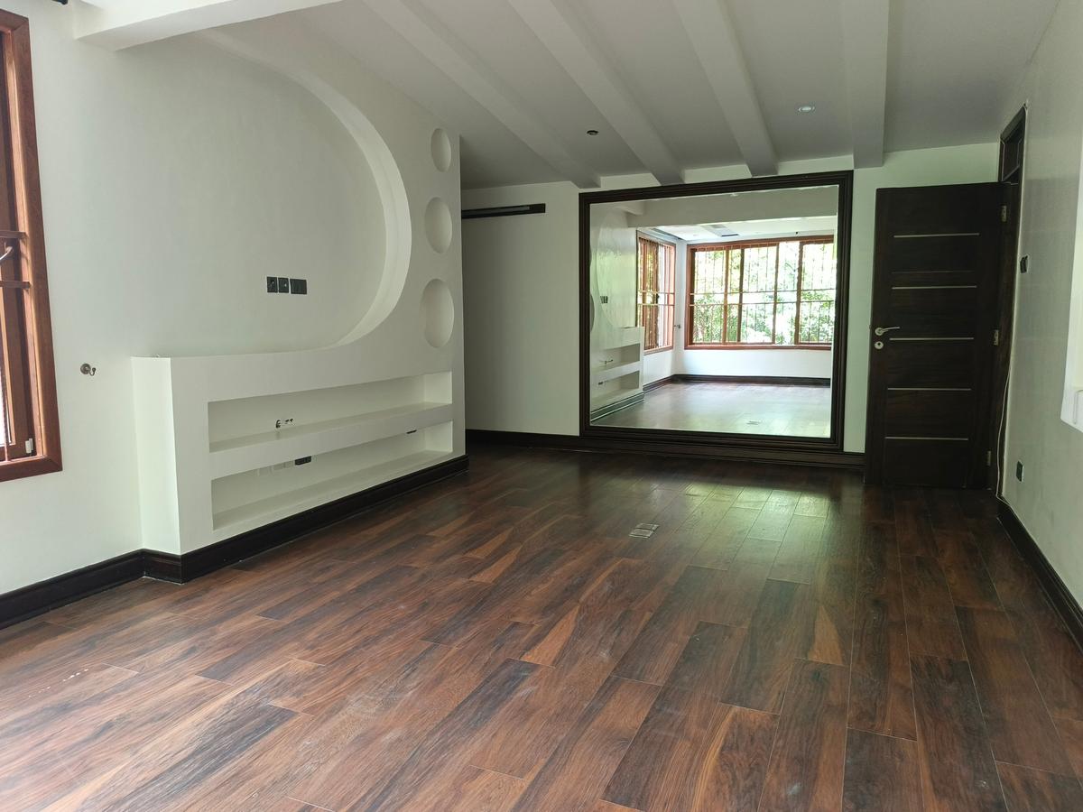 6 Bed House with En Suite in Kyuna - 11