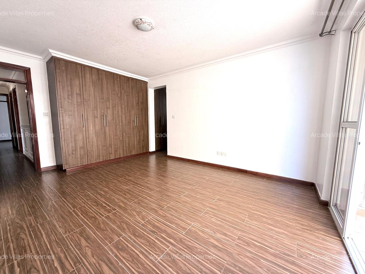 3 Bed Apartment with En Suite in Riverside - 16