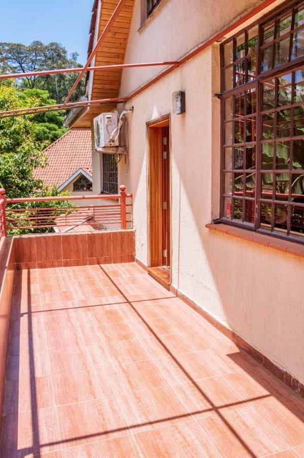 6 Bed Townhouse with En Suite at Lavington - 16