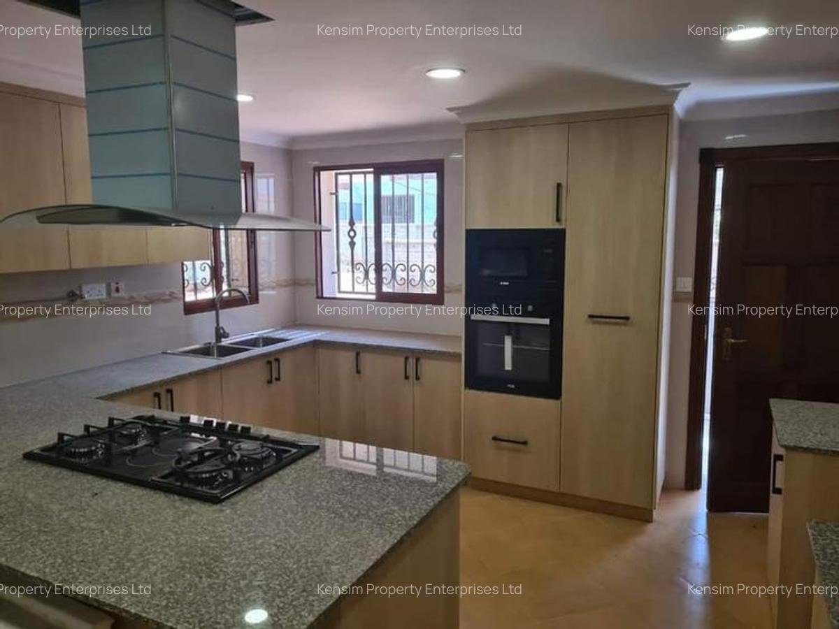 5 Bed Townhouse with En Suite in Spring Valley - 16