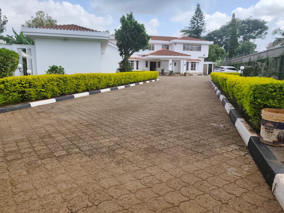 5 Bed House with Swimming Pool in Runda - 3