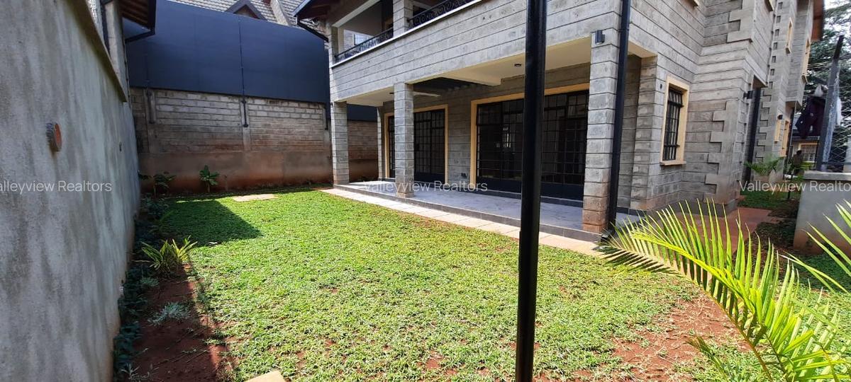 5 Bed Townhouse with En Suite at Lavington - 1