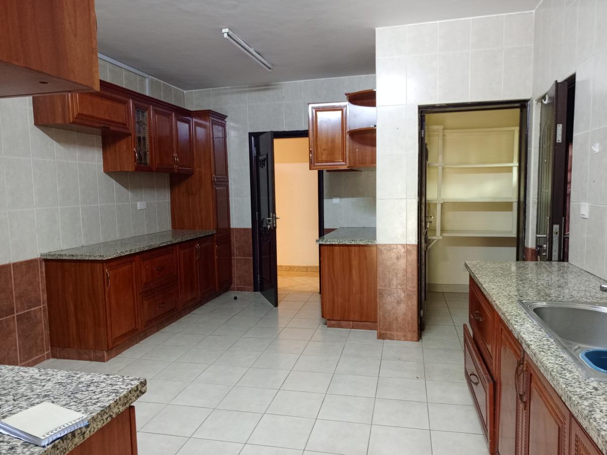 5 Bed Townhouse with En Suite in Lavington - 3