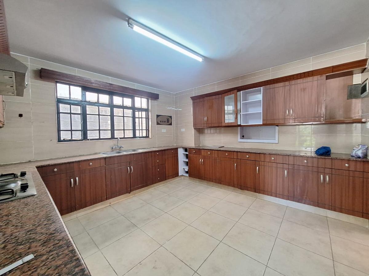 4 Bed Townhouse with En Suite at Lavington - 8
