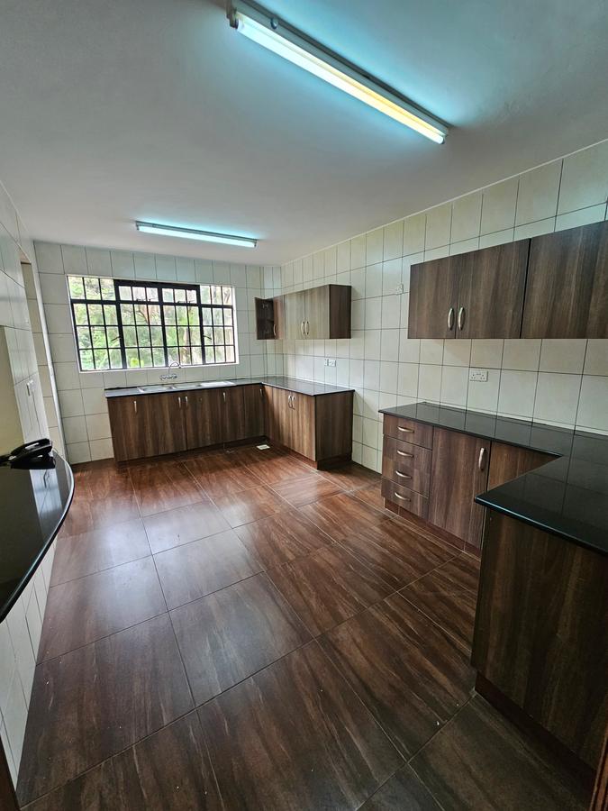 3 Bed Apartment with En Suite at Lavington - 8