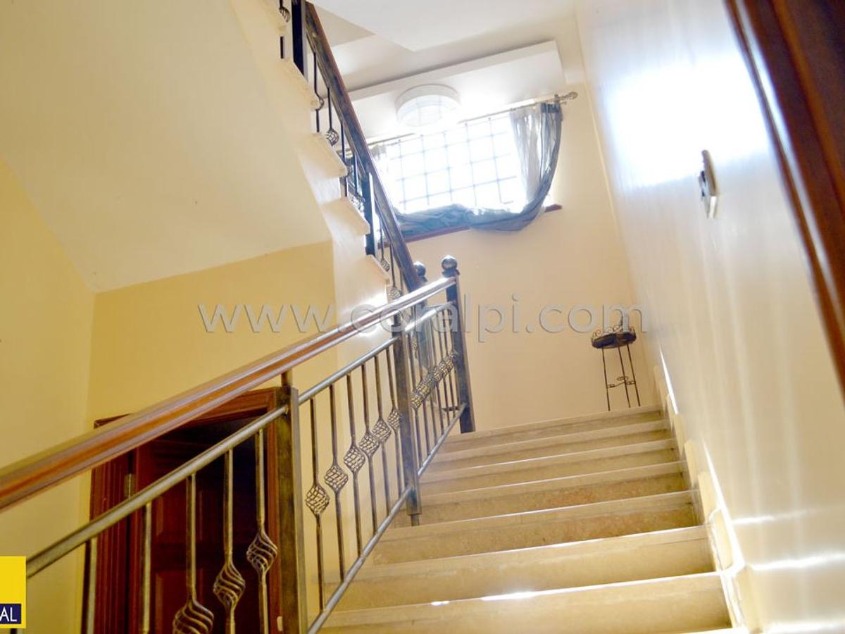 6 Bed House with En Suite in Lavington - 9