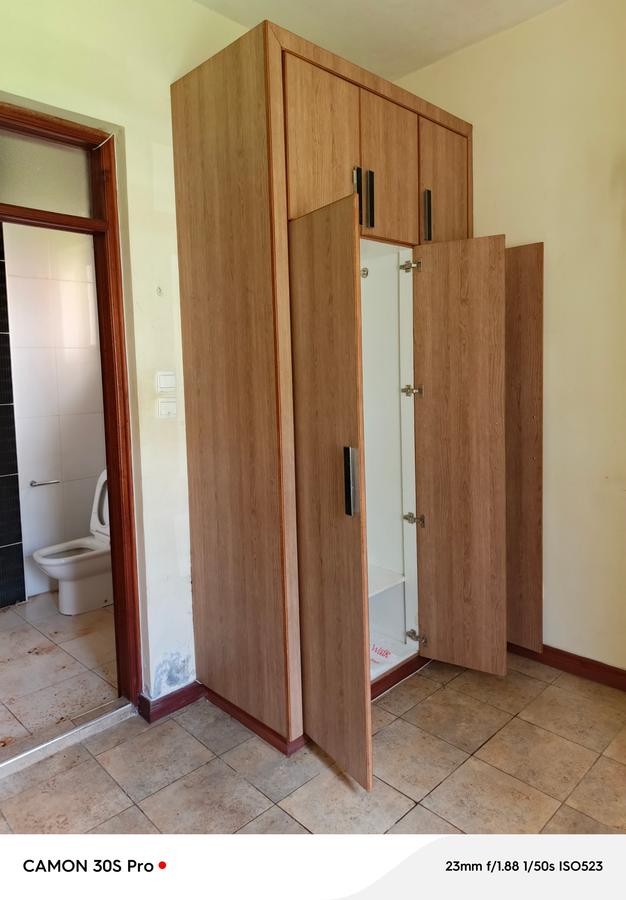 6 Bed Townhouse with En Suite at Lavington - 7