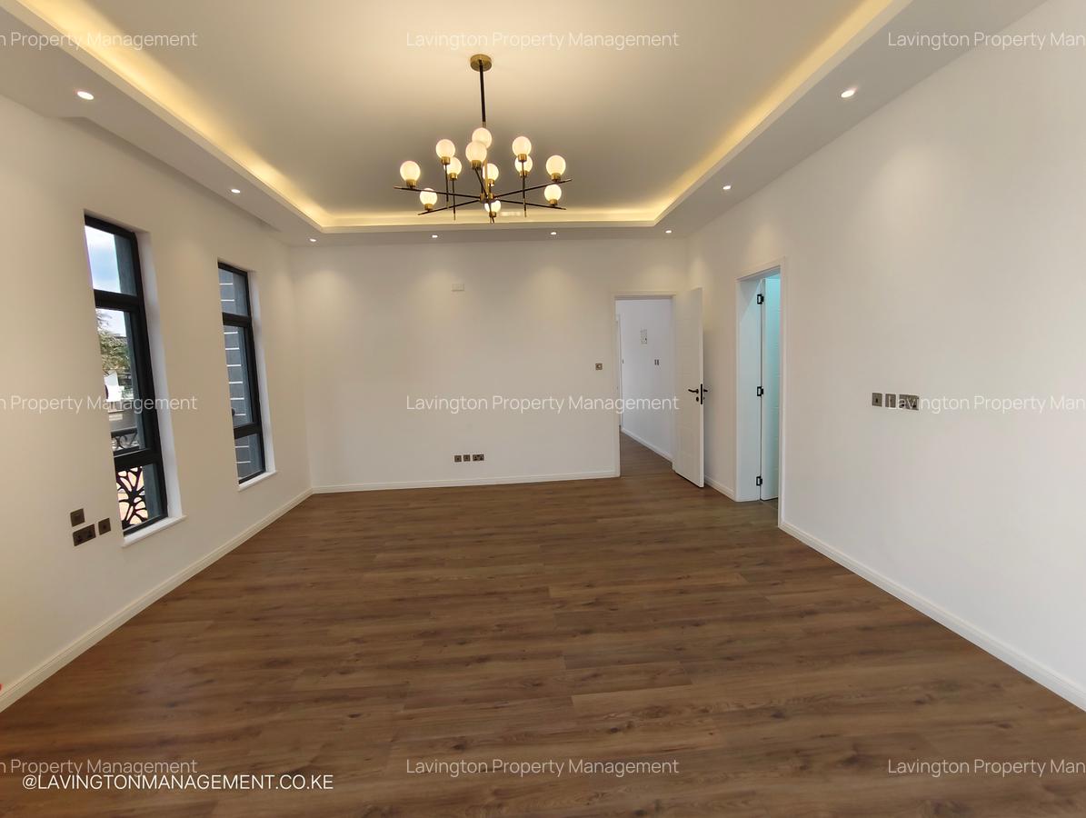 5 Bed House with En Suite at Lavington Green - 17