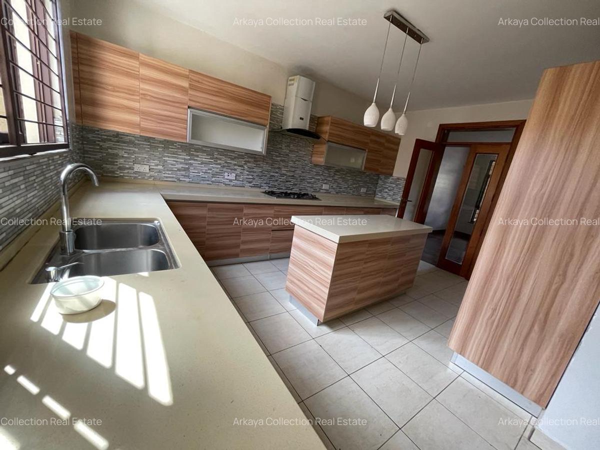 5 Bed House with En Suite in Lavington - 8