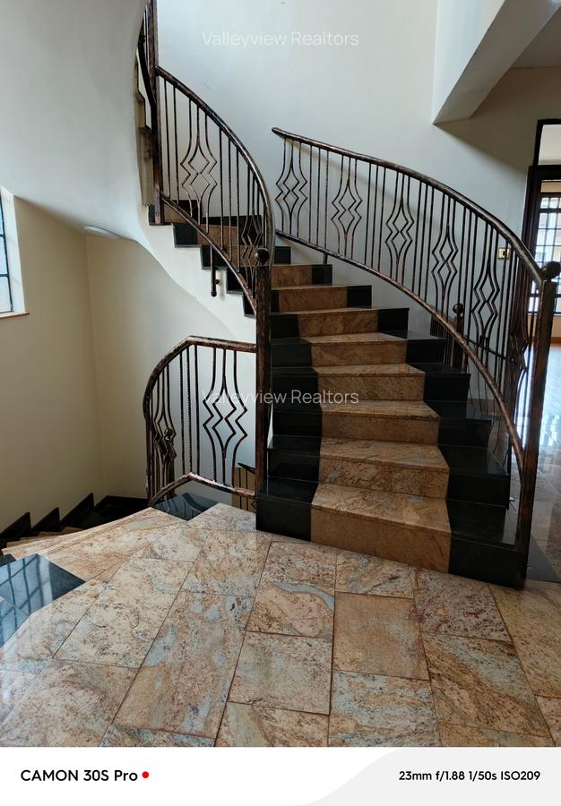 5 Bed Townhouse with En Suite at Lavington - 6