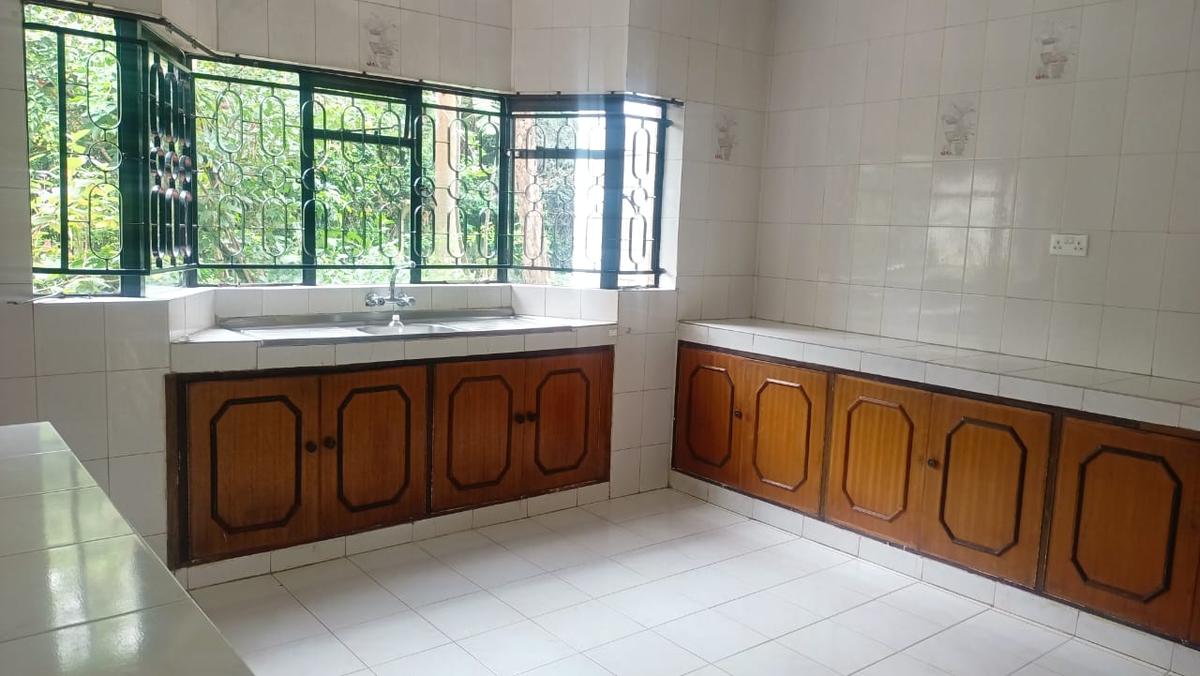 5 Bed House with En Suite in Lavington - 1