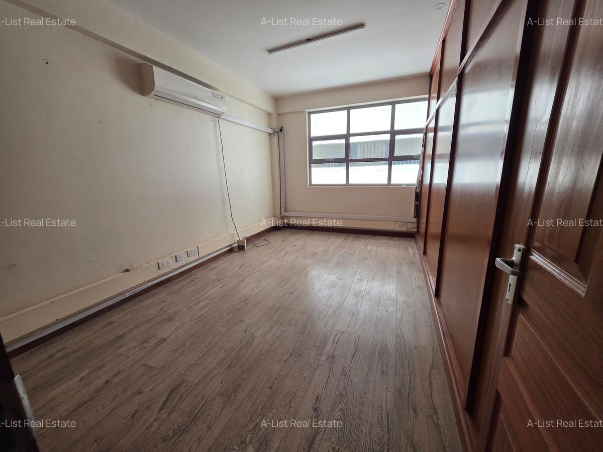 4 Bed Apartment with En Suite at 4Th Parklands - 17