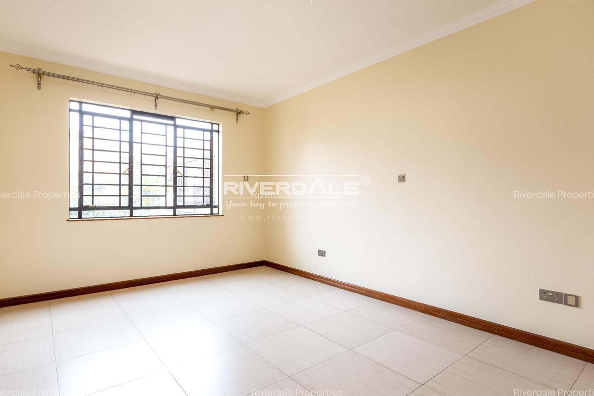 4 Bed Apartment with En Suite in Parklands - 9