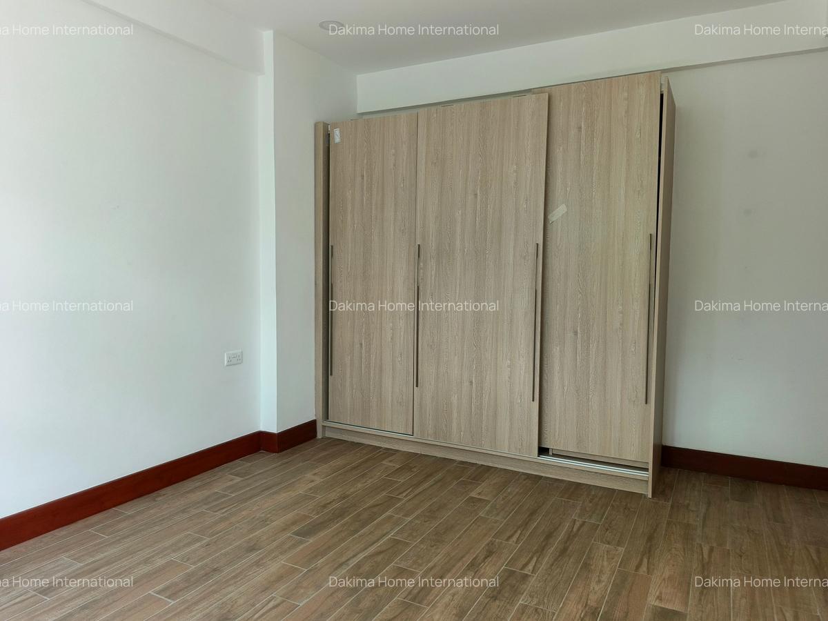 4 Bed Apartment with En Suite in Parklands - 11