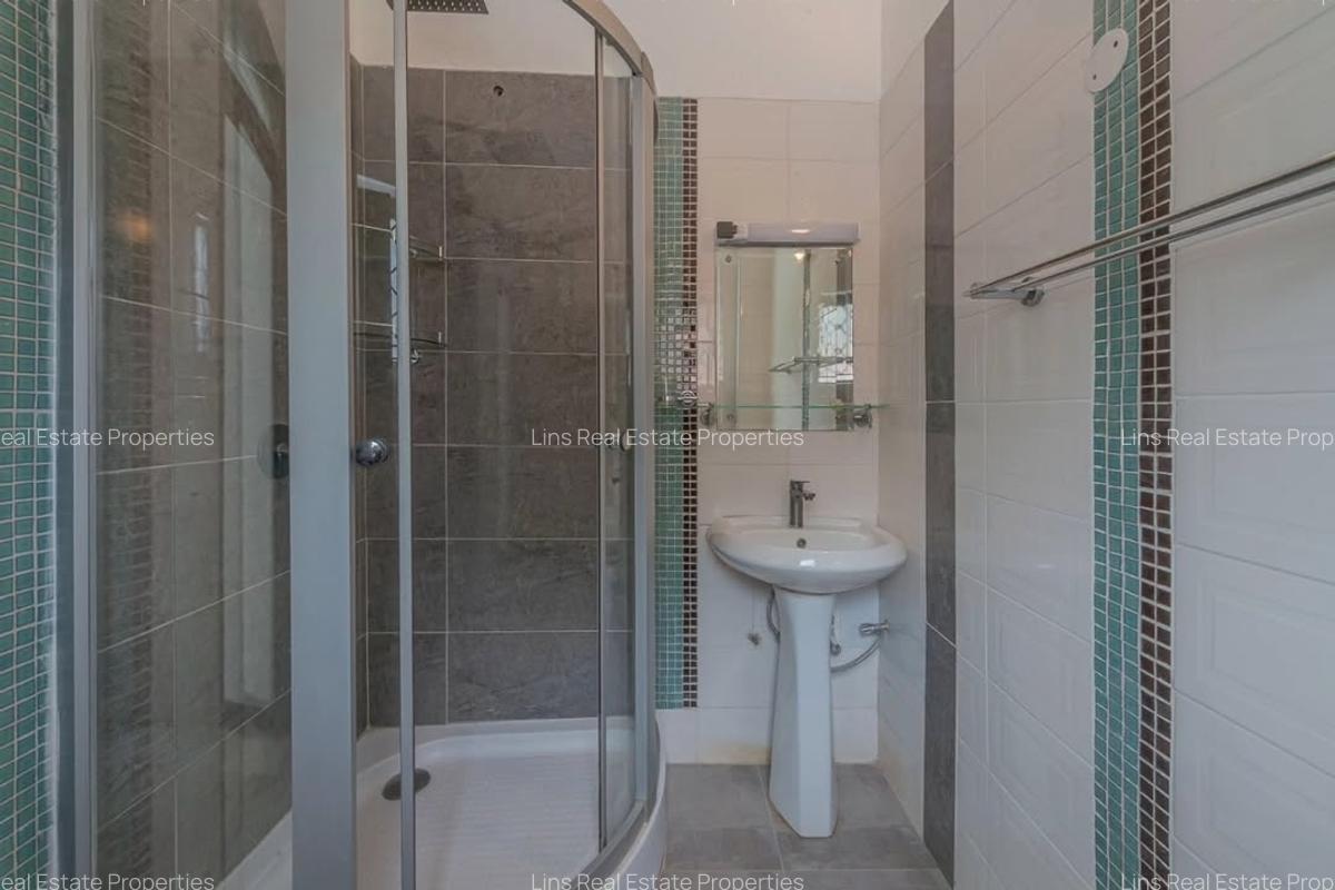 4 Bed House with En Suite in Runda - 14