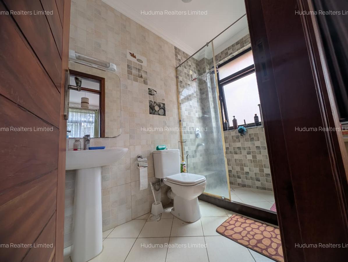 3 Bed Apartment with En Suite at Thompson Estate - 12