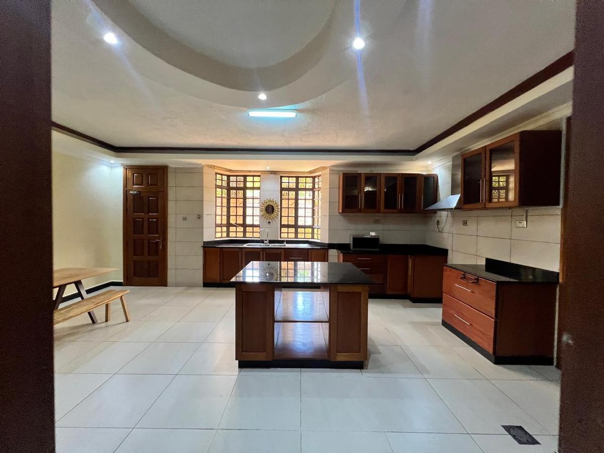 5 Bed House with En Suite in Runda - 12