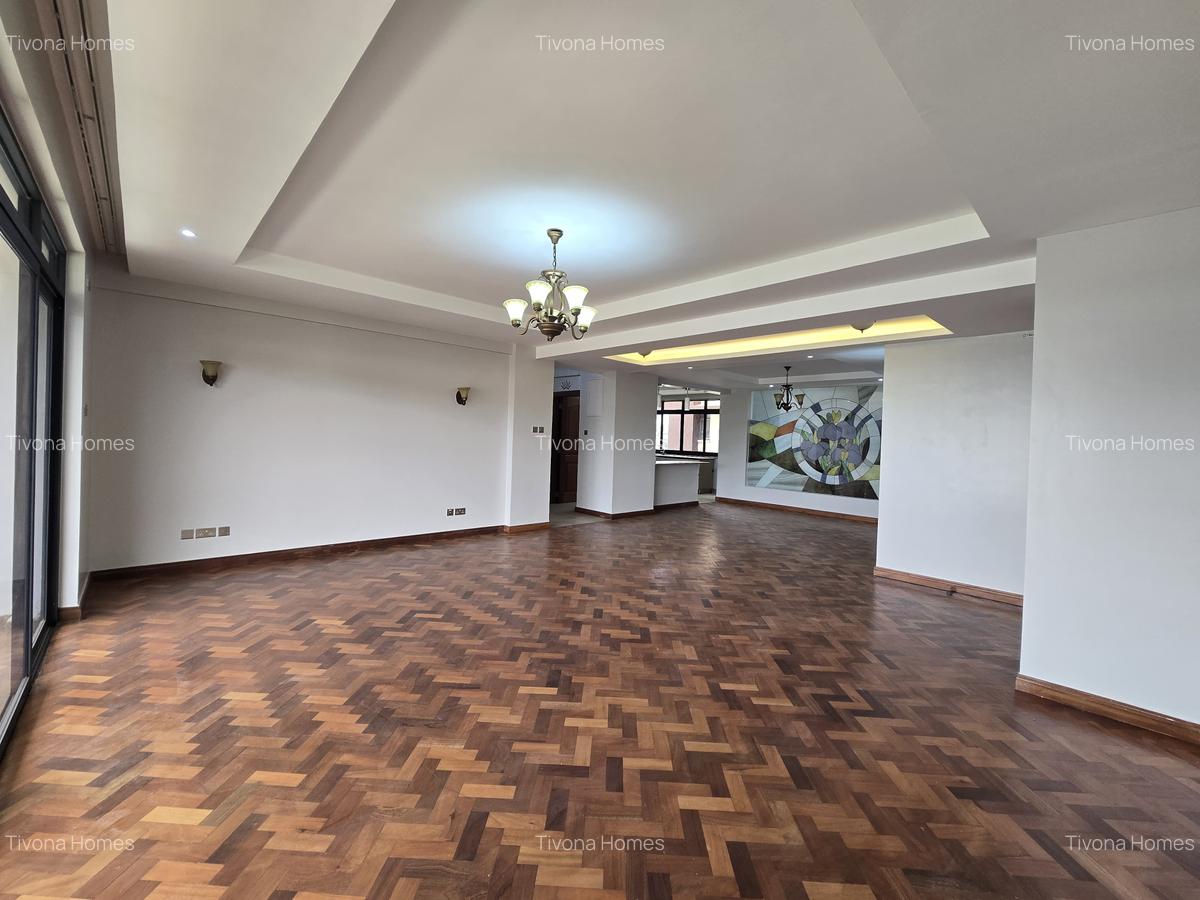 4 Bed Apartment with Swimming Pool in Riverside - 16