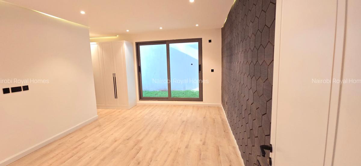 5 Bed House with En Suite at Lavington Green - 15