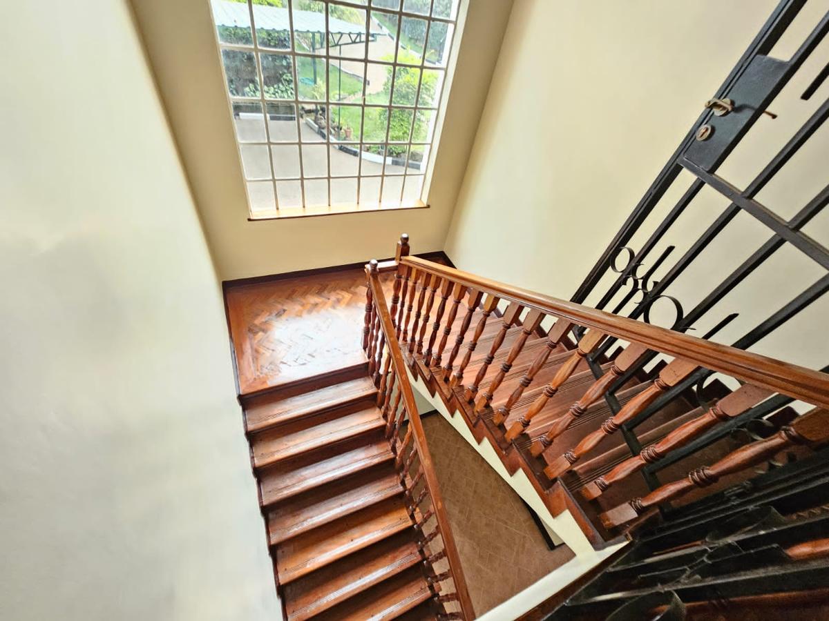 5 Bed House with En Suite in Lavington - 12