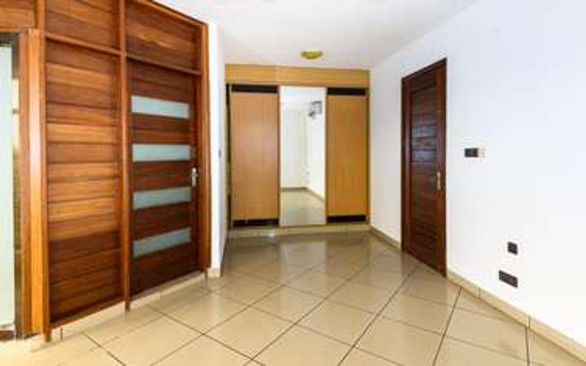 4 Bed Apartment with En Suite at Moyne Drive - 12