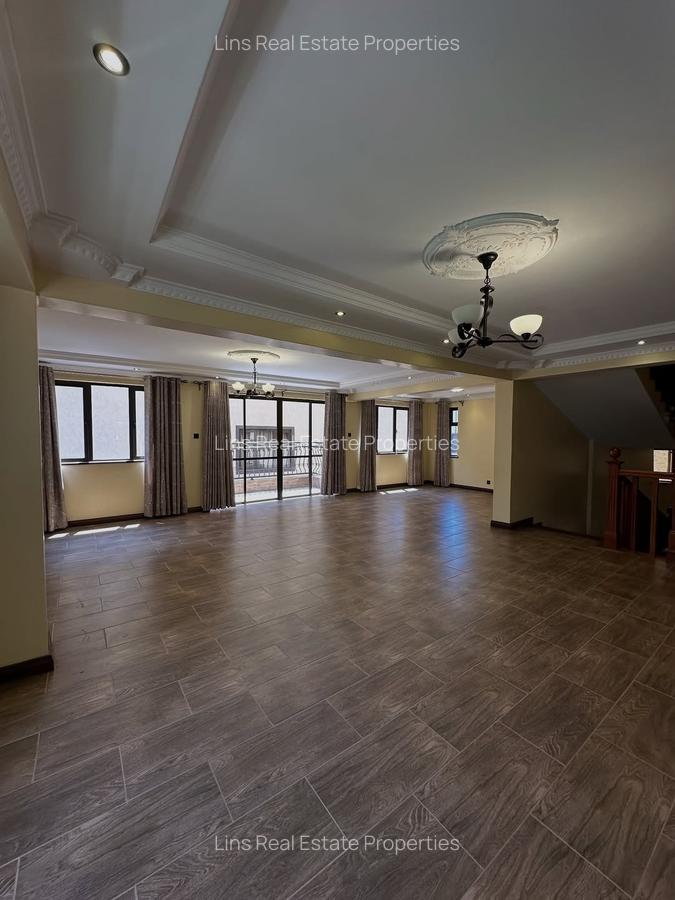 5 Bed Townhouse with En Suite in Lavington - 3