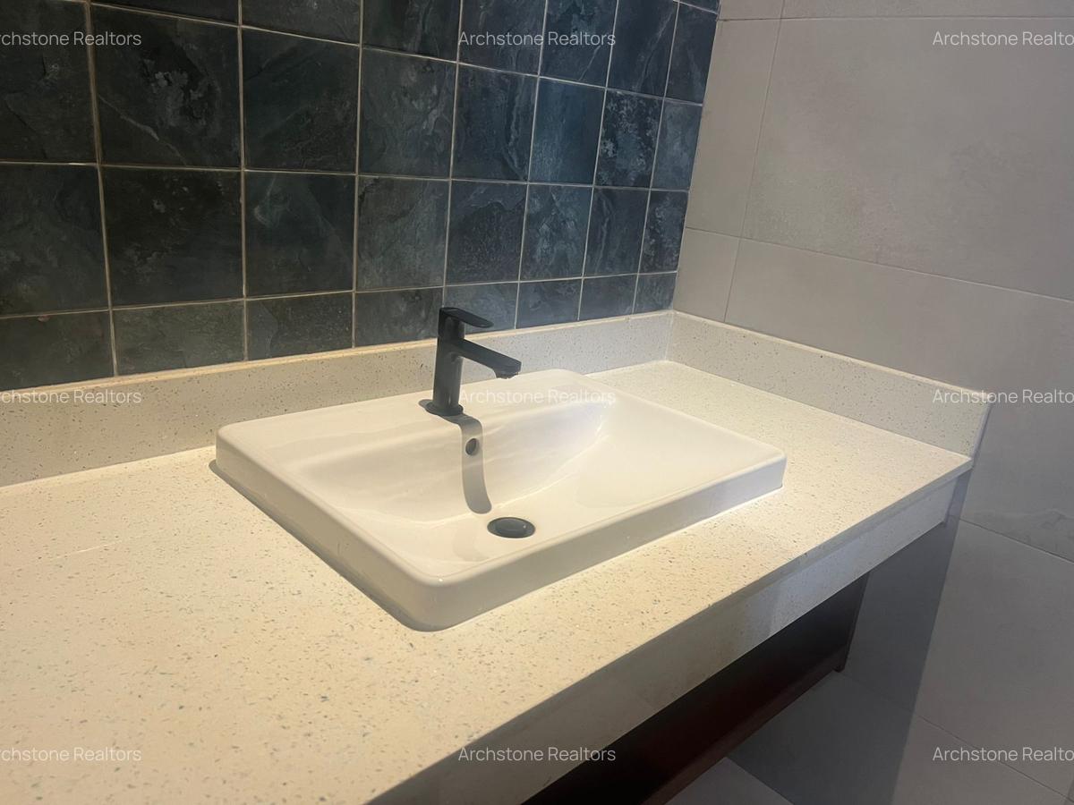 5 Bed House with En Suite in Runda - 9