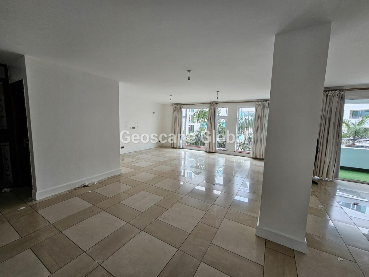 3 Bed Apartment with En Suite in Riverside - 4