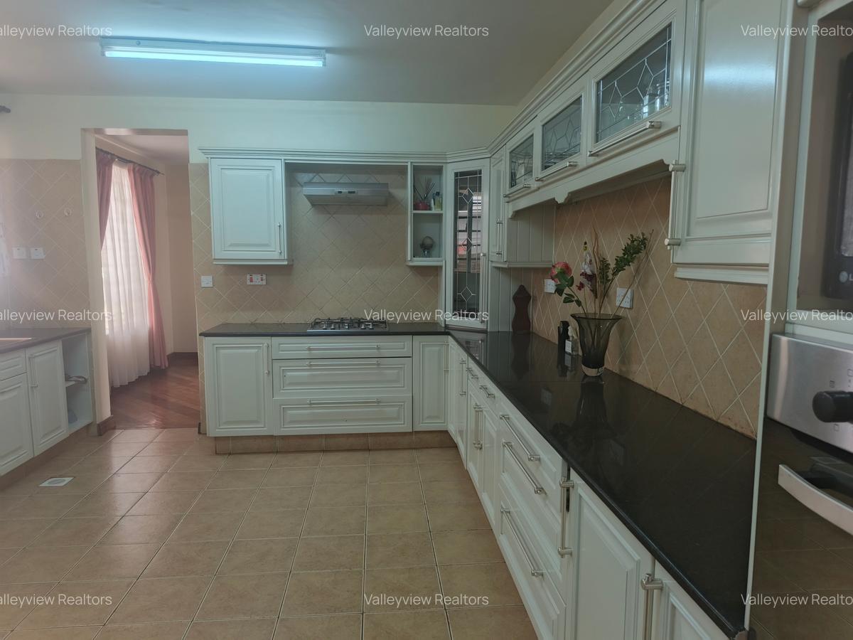 5 Bed Townhouse with En Suite at Lavington - 10