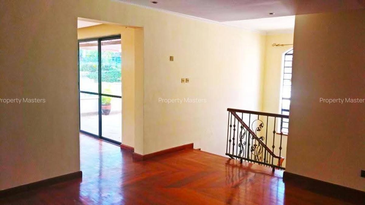 5 Bed Villa with En Suite at Convernt Drive - 17