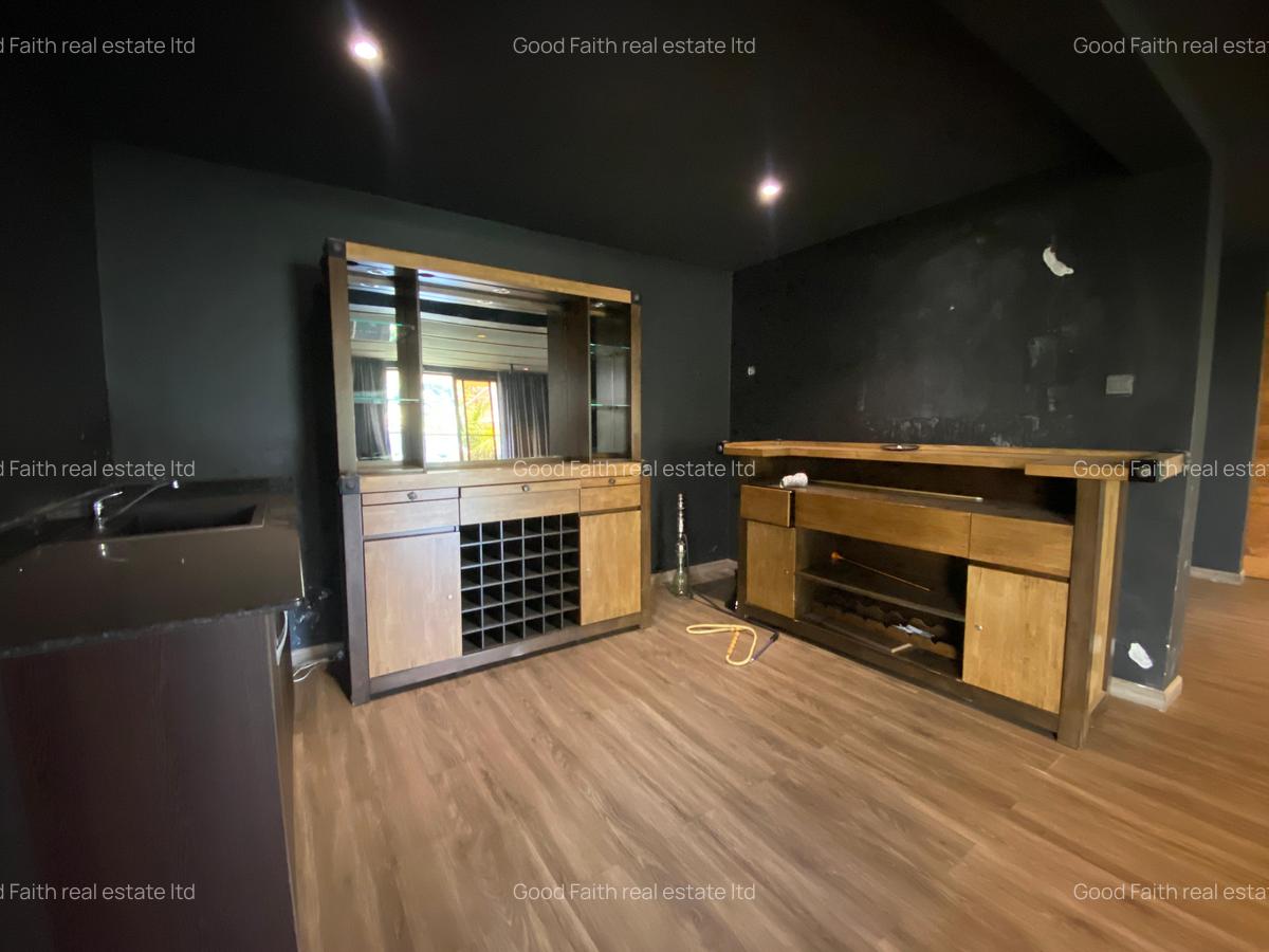 5 Bed House with En Suite in Runda - 19