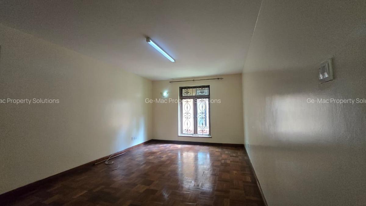 5 Bed House with En Suite in Lavington - 16