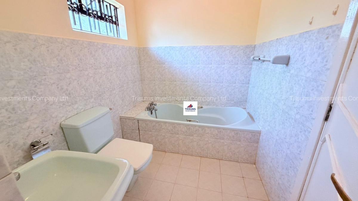 5 Bed House with En Suite in Runda - 11