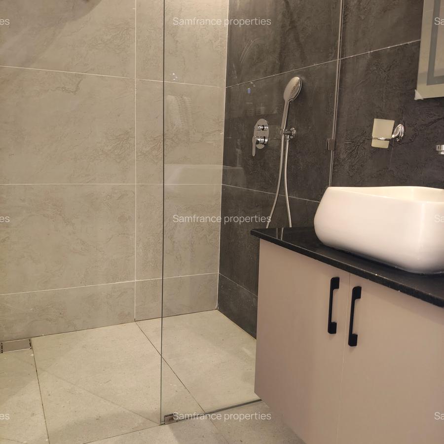 Serviced 3 Bed Apartment with En Suite at 2 Avanue - 7