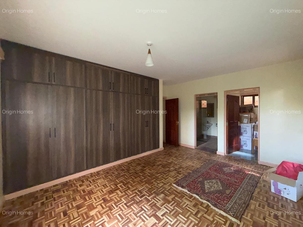 4 Bed House with En Suite in Lavington - 11