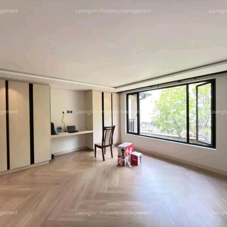 5 Bed Townhouse with En Suite at Lavington Green - 6