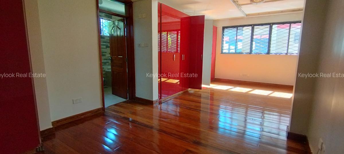 5 Bed Townhouse with En Suite at Lavington - 2