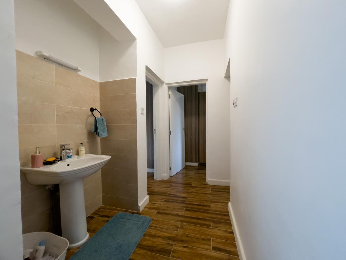 Furnished 2 Bed Apartment with En Suite at Hatheru Road - 6