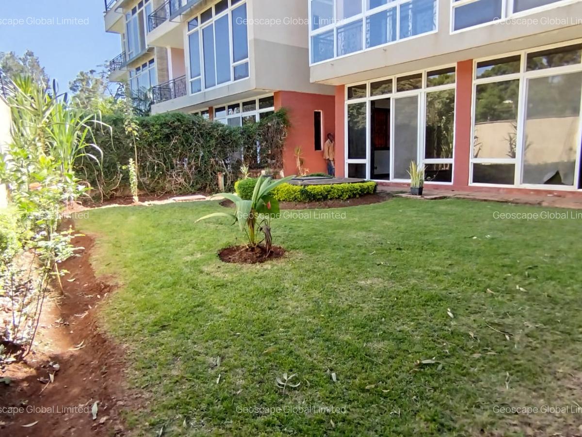 5 Bed House with En Suite in Lavington - 1