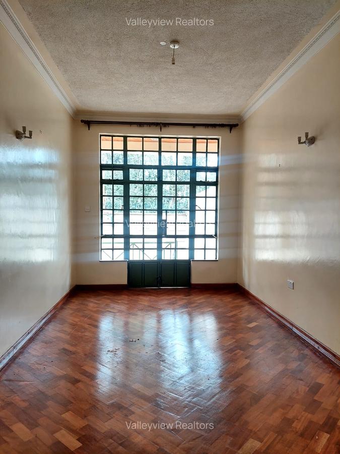4 Bed Townhouse with En Suite at Lavington - 12