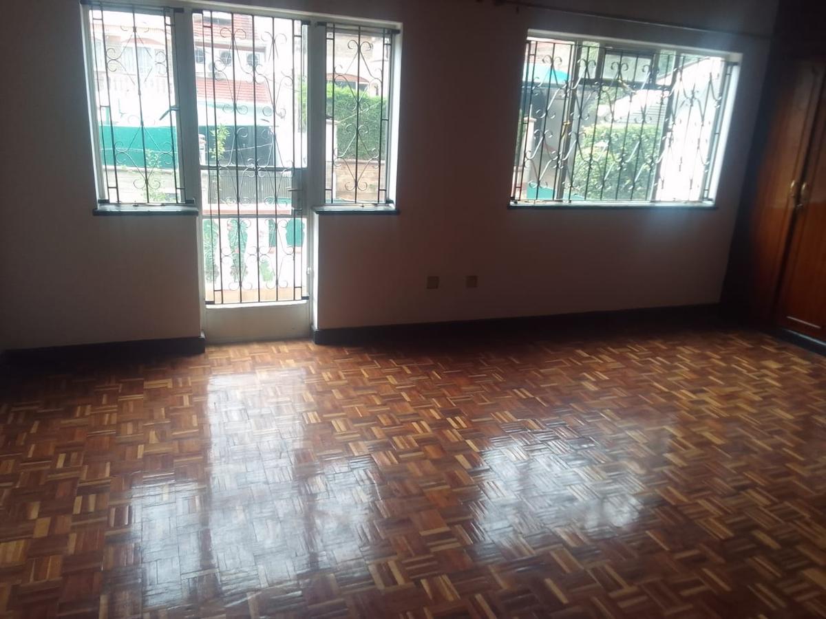 4 Bed Villa with En Suite in Brookside - 18