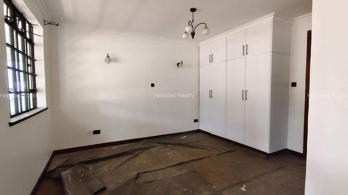 5 Bed House with En Suite in Ridgeways - 10