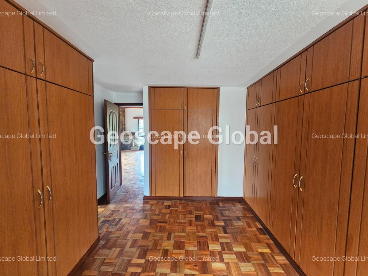 5 Bed House with En Suite in Lavington - 9