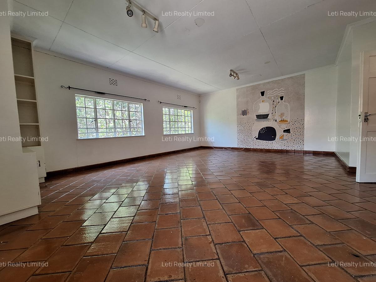 4 Bed House with En Suite in Lavington - 8