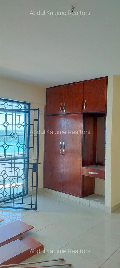 Serviced 4 Bed Apartment with En Suite at Tudor - 8