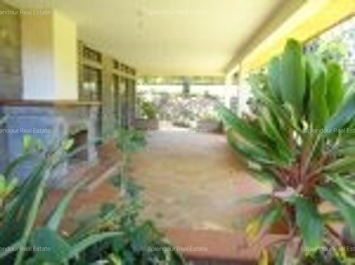 5 Bed Villa with En Suite in Rosslyn - 17