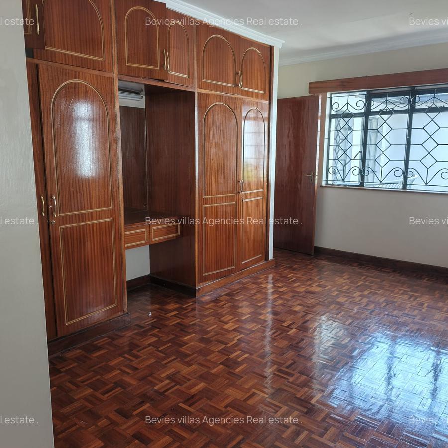 5 Bed Villa with En Suite in Spring Valley - 12