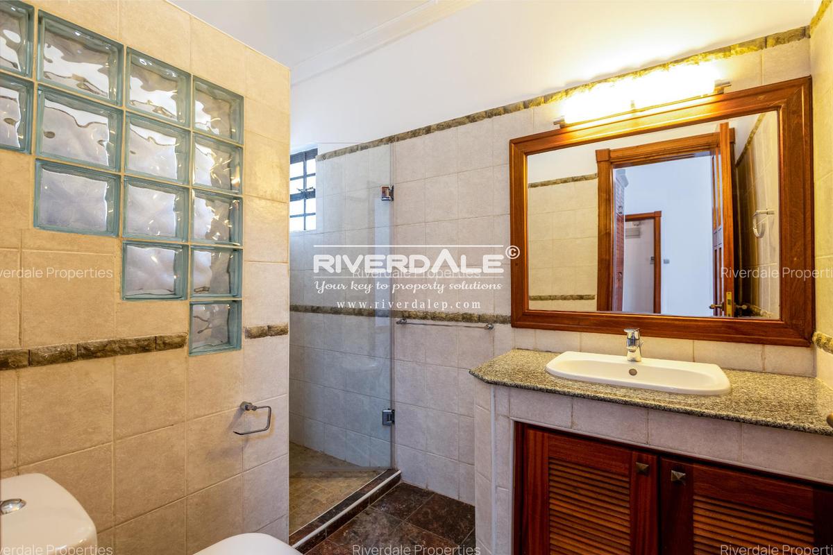 4 Bed Villa with En Suite in Westlands Area - 15