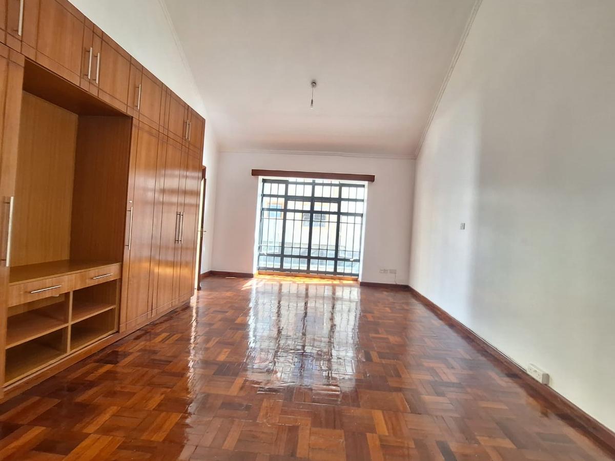 4 Bed Townhouse with En Suite at Lavington - 10