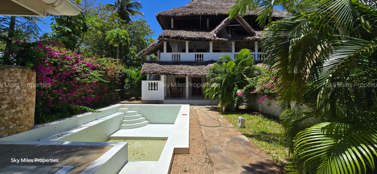3 Bed Villa with En Suite at Garoda - 1